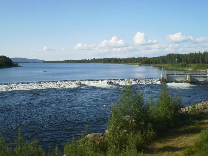 Inlandsbanan - kolejne jeziorko, tym razem ze spiętrzeniem